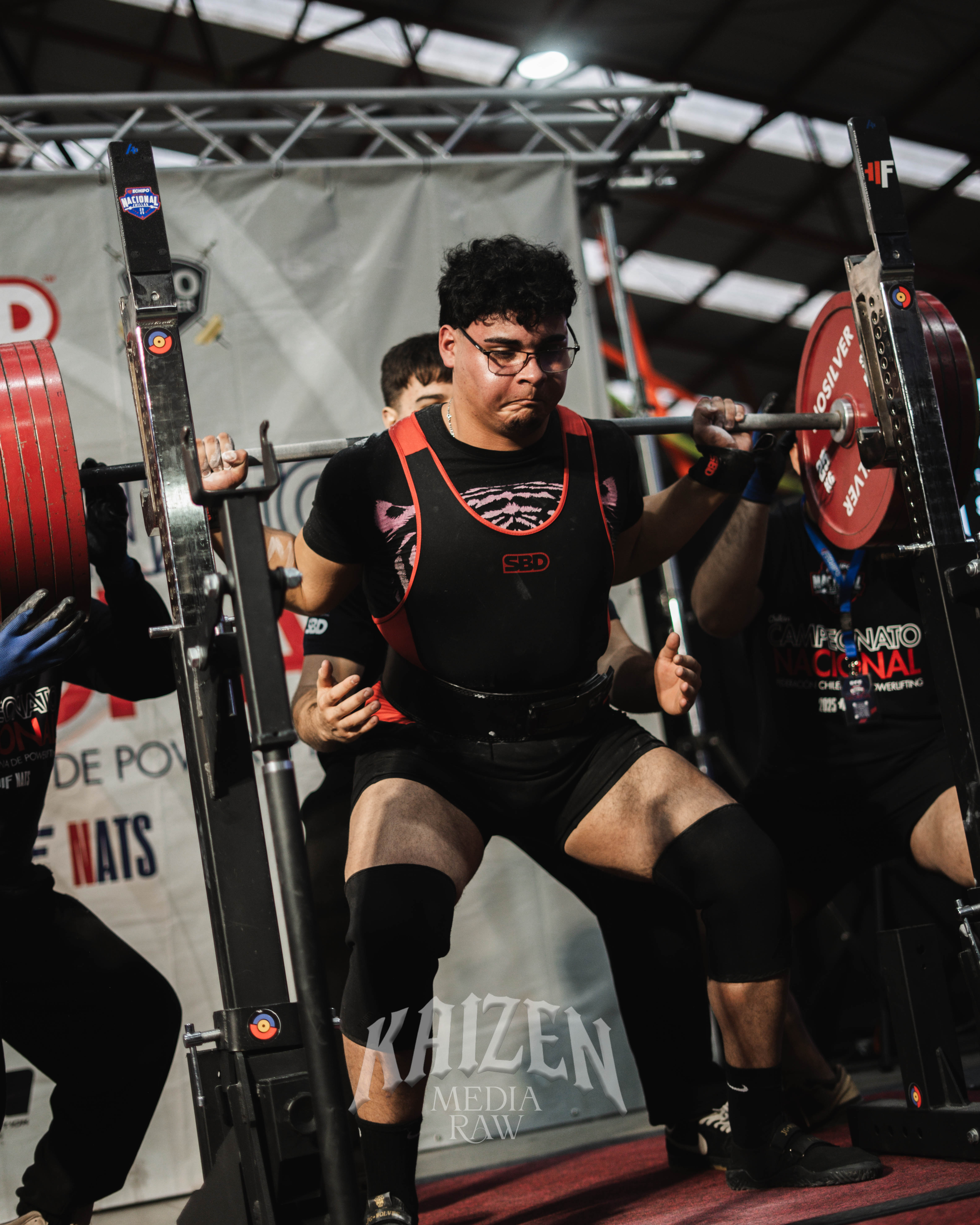 Coche de la marca Derco en un camino de tierra